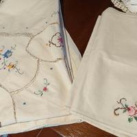 grande tovaglia ricamata con tovaglioli