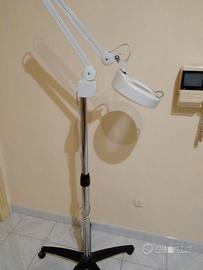 Luce con asta e ingrandimento