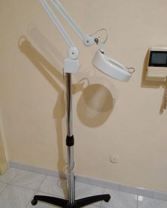 Luce con asta e ingrandimento