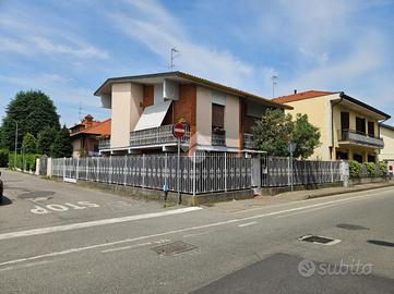 VILLA SINGOLA A ROBECCO SUL NAVIGLIO