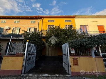 VILLA A SCHIERA A PRATO