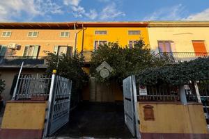 VILLA A SCHIERA A PRATO