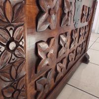 Cassapanca in legno massello intagliato