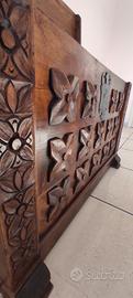 Cassapanca in legno massello intagliato