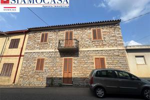 Casa di 200 mq con ampio giardino e posti auto