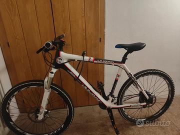  MTB Whistle Huron 148 con telaio in carbonio