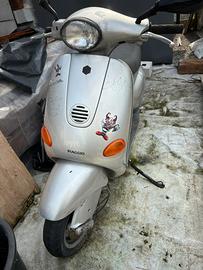 Vespa 50 grigia