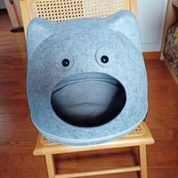 Cuccia grigia in feltro