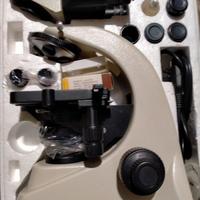 Microscopio trinoculate