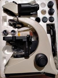 Microscopio trinoculate