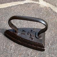 Ferro da stiro in ferro antico