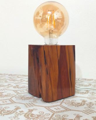 lampada da tavolo in legno 