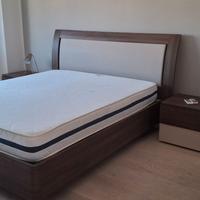 Letto matrimoniale con comodini e cassettone