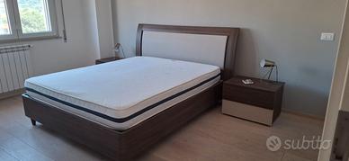 Letto matrimoniale con comodini e cassettone