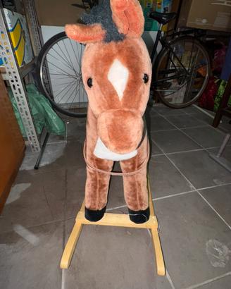 Cavalluccio a dondolo in peluche