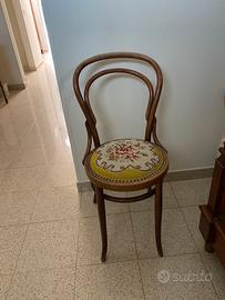 Sedia di legno ricamata