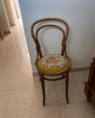 Sedia di legno ricamata