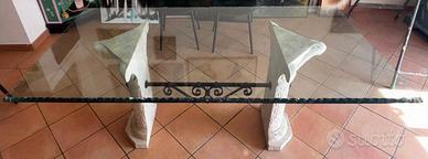 Tavolo in cristallo con basamento in pietra