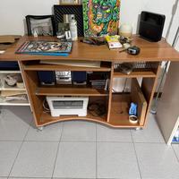 Scrivania PC con ruote e ripiani