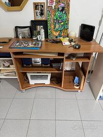 Scrivania PC con ruote e ripiani