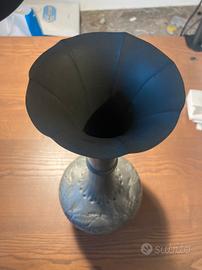Vaso a tromba peltro sbalzato vintage
