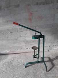 Attrezzo  per tappare bottiglie