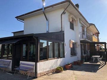 Casa indipendente di 140 m² con 5 locali e box aut