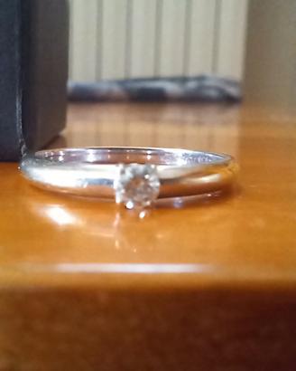 anello solitario in  oro 750,