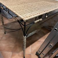 TAVOLO IN FERRO BATTUTO E VIMINI CON LASTRA VESTRO