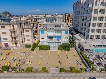 Appartamento Quadrilocale Frontemare in Piazza Mar