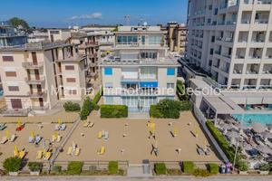 Appartamento Quadrilocale Frontemare in Piazza Mar