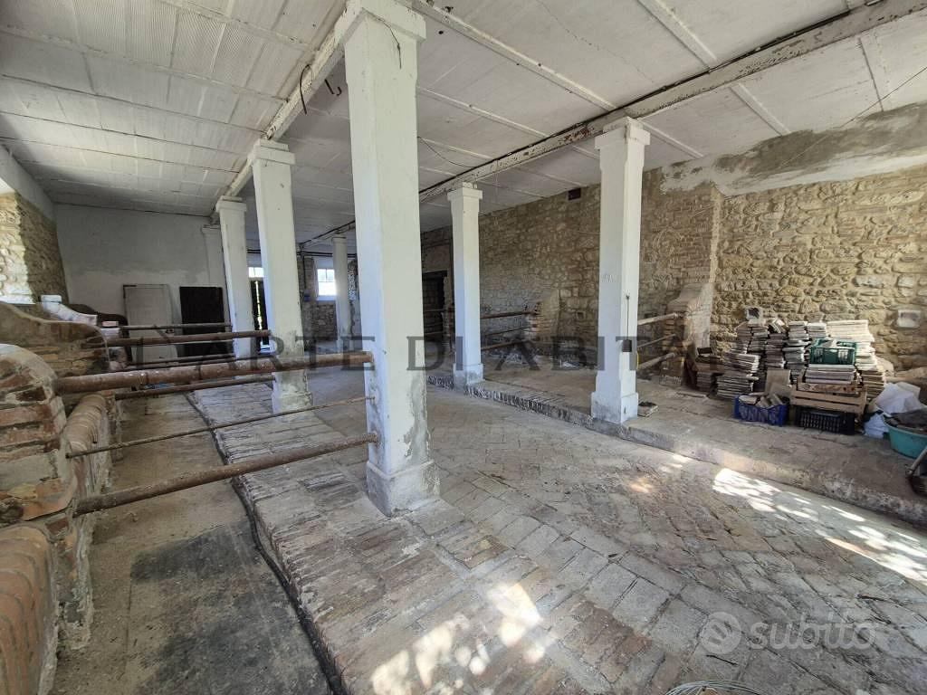 Rustico / Casale di 550 m² con più di 5 locali a C - Vista 2