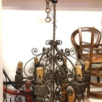 Lampadario antico in ferro battuto