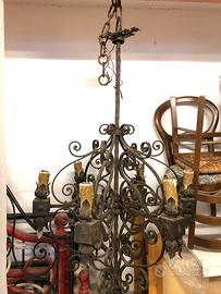 Lampadario antico in ferro battuto