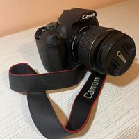 Canon EOS 2000D con obiettivo 18-55mm + caricatore
