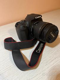 Canon EOS 2000D con obiettivo 18-55mm + caricatore
