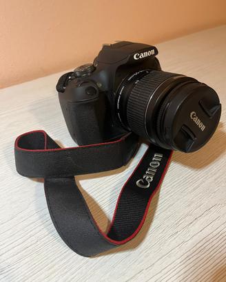 Canon EOS 2000D con obiettivo 18-55mm + caricatore