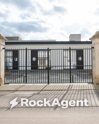 Palazzo / Stabile di 292 m² con più di 5 locali a 