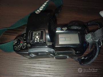 Canon EOS 100 con maniglione e cinture