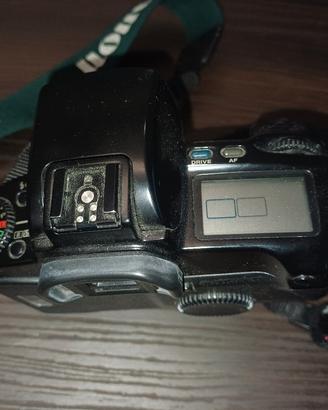 Canon EOS 100 con maniglione e cinture