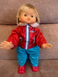 Cicciobello cammina sulla neve.