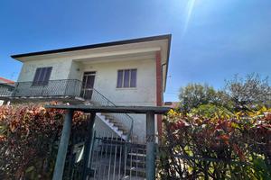 Casa indipendente di 306 m² con più di 5 locali e 