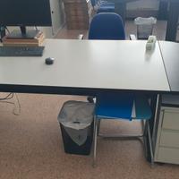 scrivania grigia e nera angolo curvo