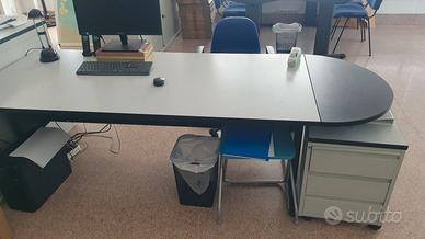 scrivania grigia e nera angolo curvo