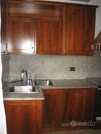 cucina in legno di ciliegio in buone condizione