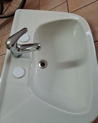 lavandino con rubinetto