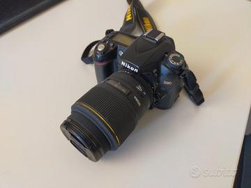 fotocamera + obiettivo macro