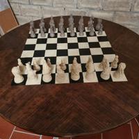 tavolo antico con base scacchiera +accessori. 