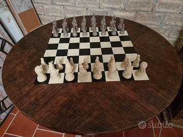 tavolo antico con base scacchiera +accessori. 