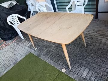 tavolo usato al esterno